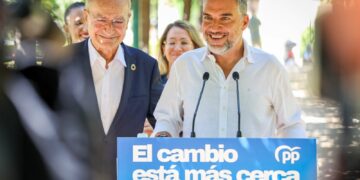 Bendodo contrapone el impulso del Ayuntamiento de Málaga a viviendas con «el bloqueo eléctrico» del Gobierno