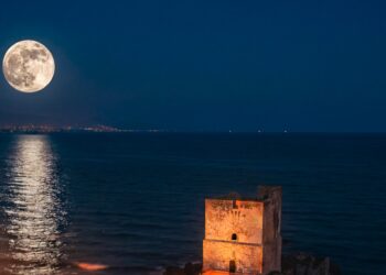 La Noche de Luna y Sal convierte a la Torre de la Sal en un escenario de ensueño