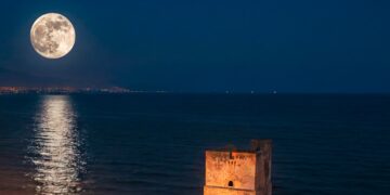La Noche de Luna y Sal convierte a la Torre de la Sal en un escenario de ensueño