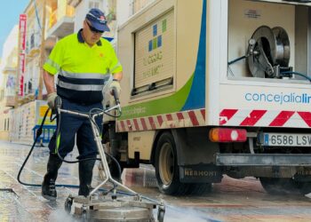 Fuengirola intensifica su plan de choque de limpieza con disco tras el verano para reforzar la puesta a punto de las zonas de mayor afluencia