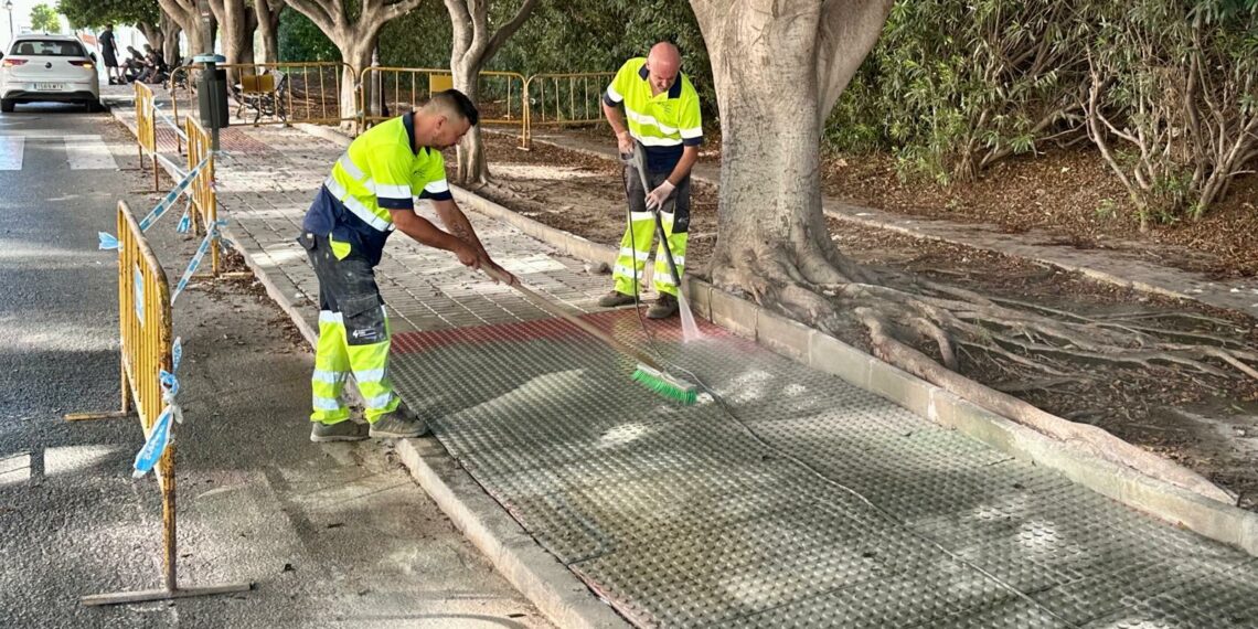 El Ayuntamiento de Fuengirola renueva el acerado del Camino de las Cañadas