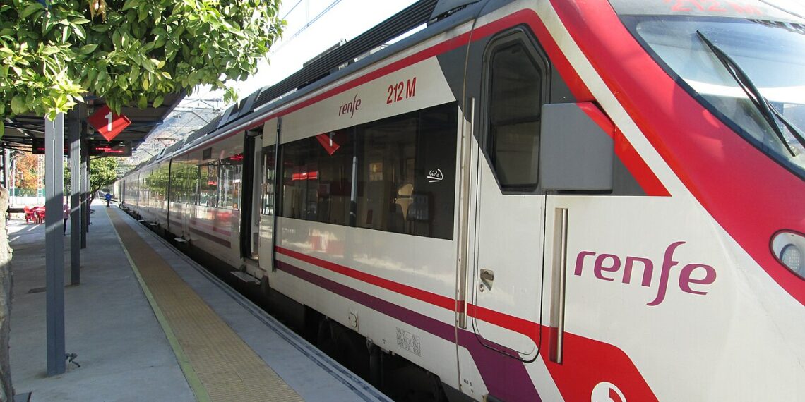 Interrumpida la línea C-2 de Cercanías de Málaga tras golpear un tren una catenaria desprendida