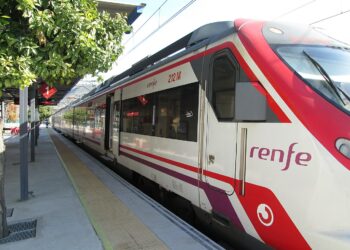 Interrumpida la línea C-2 de Cercanías de Málaga tras golpear un tren una catenaria desprendida