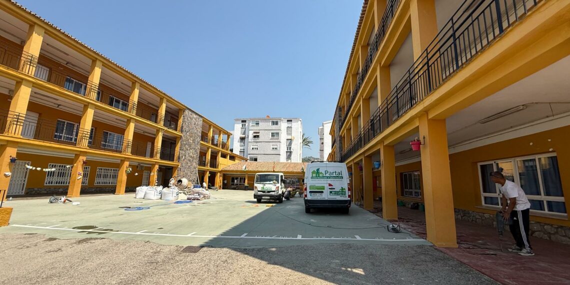 Continúan las mejoras de las instalaciones educativas de Estepona con la reforma integral de los baños del CEIP Santo Tomás de Aquino
