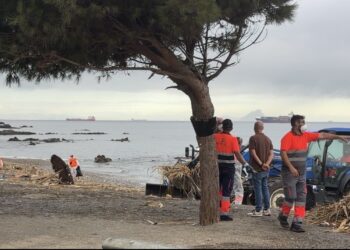 Ceuta renueva el dispositivo de limpieza en la Playa del Trampolín después del parón por seguridad