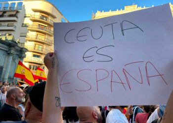 «Que esto se termine ya, nos han quitado nuestra vida»: más de 2.000 ceutíes protestan por la crisis migratoria
