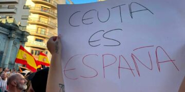 «Que esto se termine ya, nos han quitado nuestra vida»: más de 2.000 ceutíes protestan por la crisis migratoria