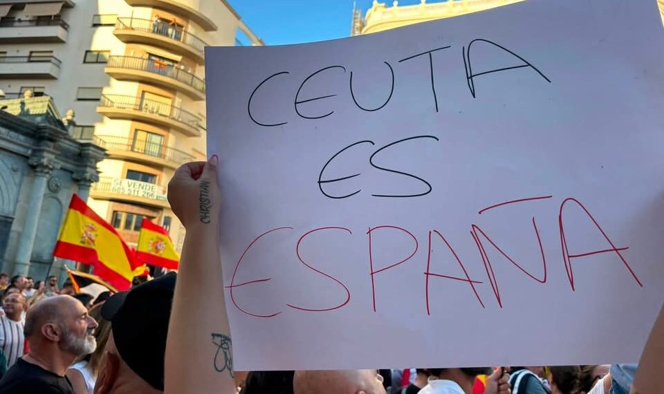 «Que esto se termine ya, nos han quitado nuestra vida»: más de 2.000 ceutíes protestan por la crisis migratoria