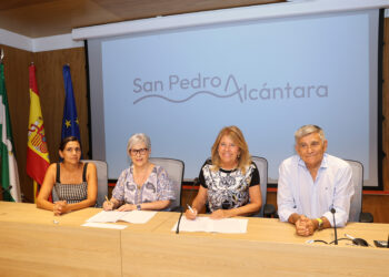 El Ayuntamiento garantiza con un nuevo convenio la atención que presta la Asociación de Fibromialgia de San Pedro Alcántara a 60 usuarios