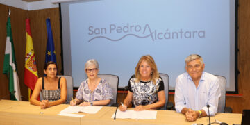 El Ayuntamiento garantiza con un nuevo convenio la atención que presta la Asociación de Fibromialgia de San Pedro Alcántara a 60 usuarios
