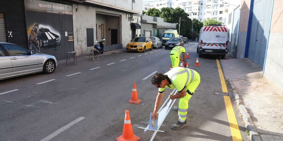 Mejorada la señalización vial del polígono industrial de Nueva Andalucía para reforzar la seguridad y agilizar la circulación