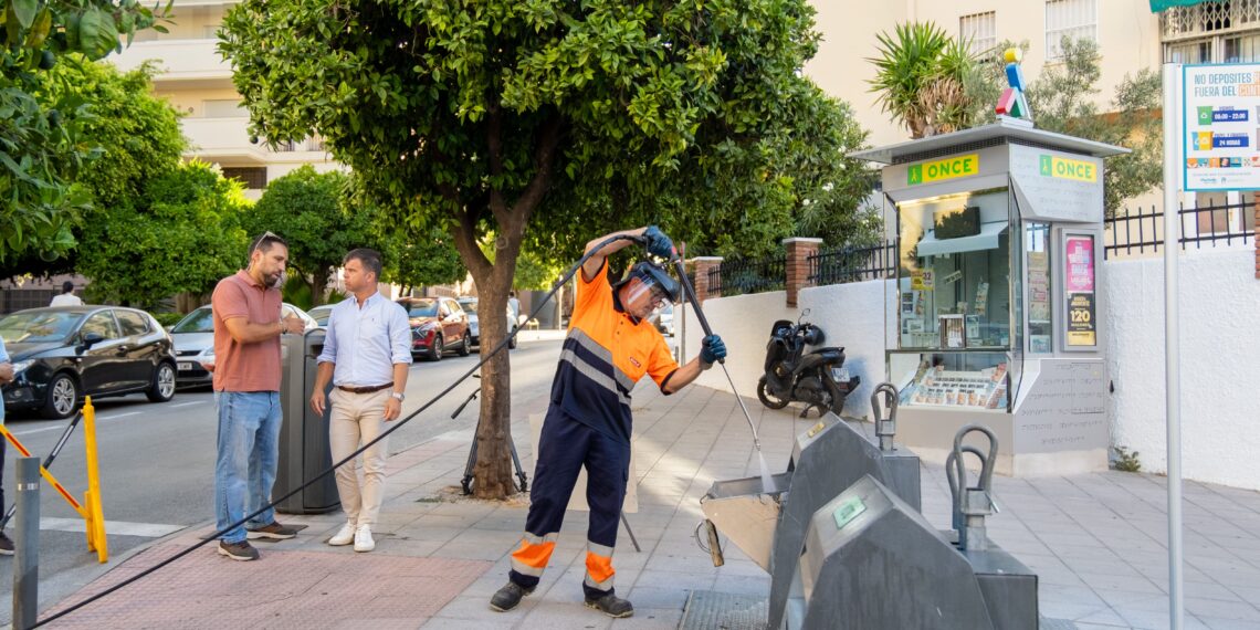 Marbella intensifica el cuidado de los barrios con un nuevo servicio de limpieza de islas soterradas