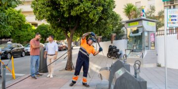 Marbella intensifica el cuidado de los barrios con un nuevo servicio de limpieza de islas soterradas