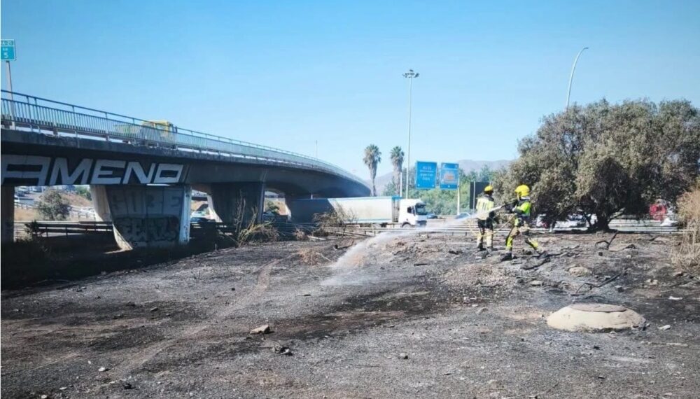 Extinguido el incendio de matorral en el arcén de la MA-20 sin daños personales