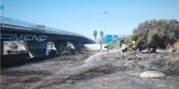 Extinguido el incendio de matorral en el arcén de la MA-20 sin daños personales