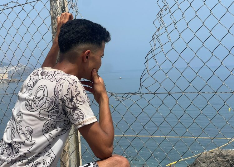 Interior eleva a 2.168 el número de menores identificados en Ceuta desde la entrada del 30 de julio