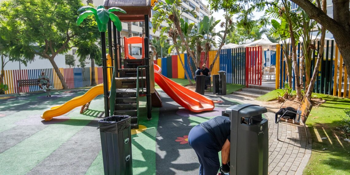Marbella renueva 149 papeleras en parques y áreas infantiles y aumenta su capacidad de depósito casi un 67 por ciento