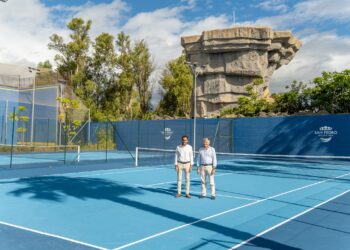 Culminada la renovación integral de dos pistas de tenis del complejo Elena Benítez, permitiendo recuperar las superficies de juego y reforzar la seguridad