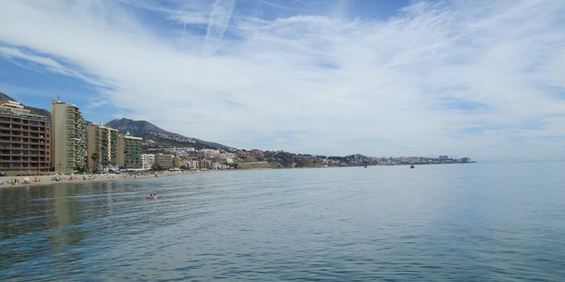 Muere un hombre de 58 años tras caer de una tabla de paddle surf y golpearse con una roca en Fuengirola