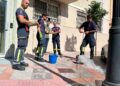 Los Bomberos de Fuengirola revisan periódicamente los más de 700 hidrantes de la red pública