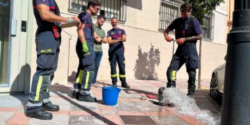 Los Bomberos de Fuengirola revisan periódicamente los más de 700 hidrantes de la red pública