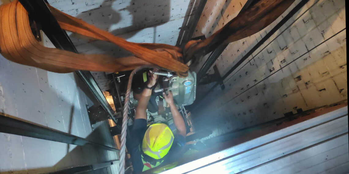 Rescatan a tres menores que quedaron atrapados en un ascensor en Marbella durante más de tres horas