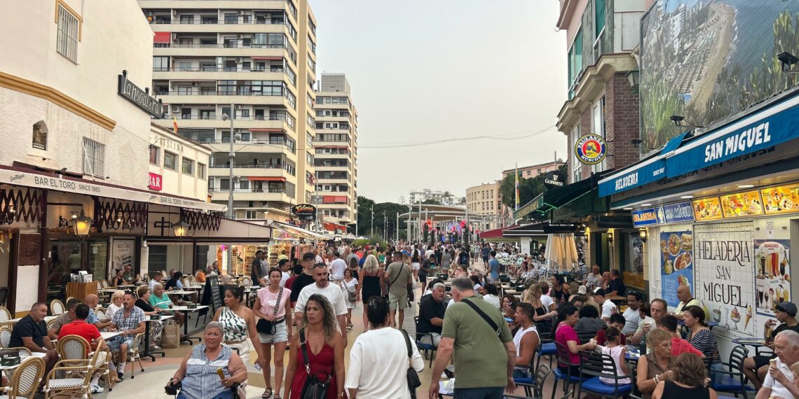 Tres personas heridas al desprenderse el falso techo de una discoteca en Torremolinos