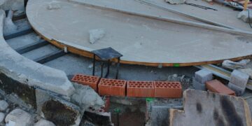 Benalmádena repara con medios propios los daños ocasionados en la rotonda de la plaza Solymar tras un accidente
