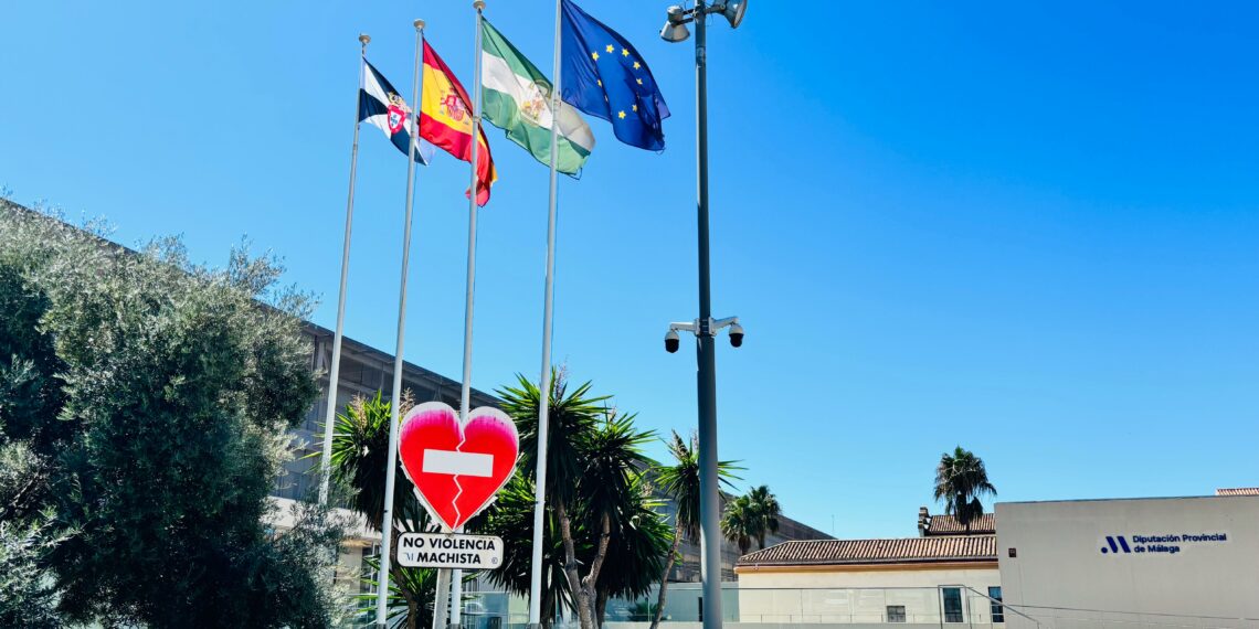 La bandera de Ceuta ondea desde hoy en las sedes de la Diputación de Málaga como muestra de apoyo y solidaridad con el pueblo ceutí
