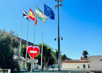 La bandera de Ceuta ondea desde hoy en las sedes de la Diputación de Málaga como muestra de apoyo y solidaridad con el pueblo ceutí