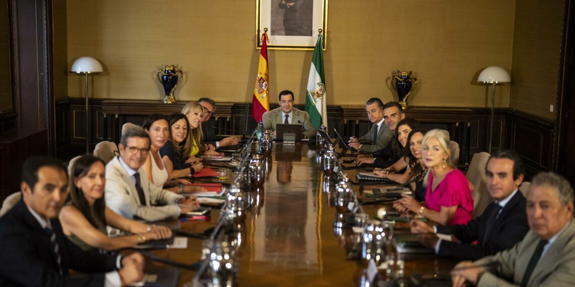 Los grandes incendios del verano y los seísmos de Granada ocupan el centro del Gobierno andaluz en la vuelta a las reuniones