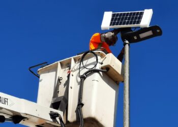 Nuevas luminarias solares mejorarán la iluminación del extrarradio de Estepona