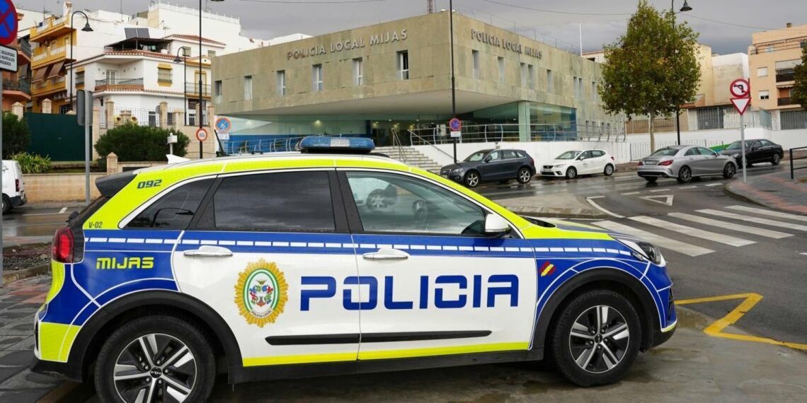 Heridos leves agentes de la Policía Local de Mijas tras una persecución a un coche robado