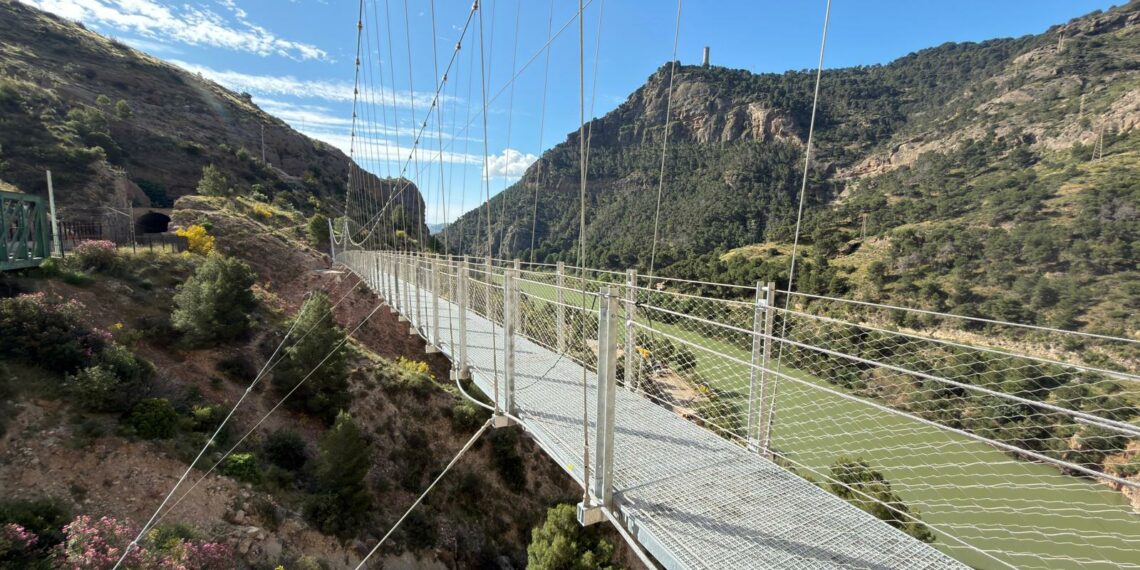 El nuevo puente colgante permite recorrer el último tramo del Caminito del Rey con hasta 11,4 grados menos de calor