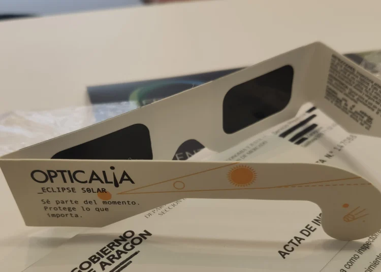 Ordenan la retirada de seis modelos de gafas para el eclipse solar por riesgo de lesiones oculares