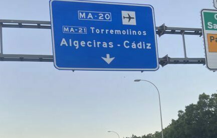 Un incendio en el arcén de la MA-20 provoca varios kilómetros de retenciones en dirección a Torremolinos