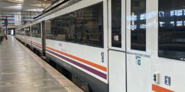 Interrumpida la media distancia con Cádiz y Málaga desde Sevilla por el descarrilamiento de una máquina de mantenimiento
