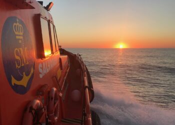 Rescatados tres paddlesurfistas frente a Punta Chullera en Manilva