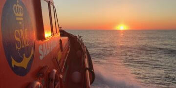 Rescatados tres paddlesurfistas frente a Punta Chullera en Manilva