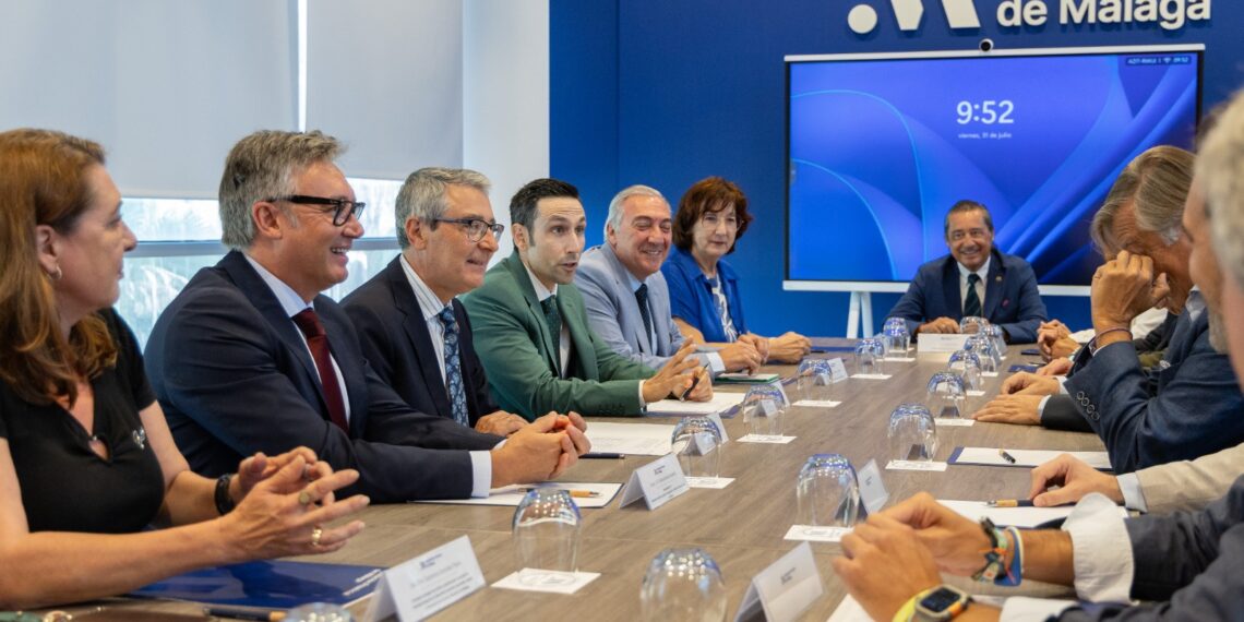 La Diputación de Málaga se cita con el nuevo consejero de Turismo para «reforzar la colaboración con la iniciativa privada y abordar los retos del sector»