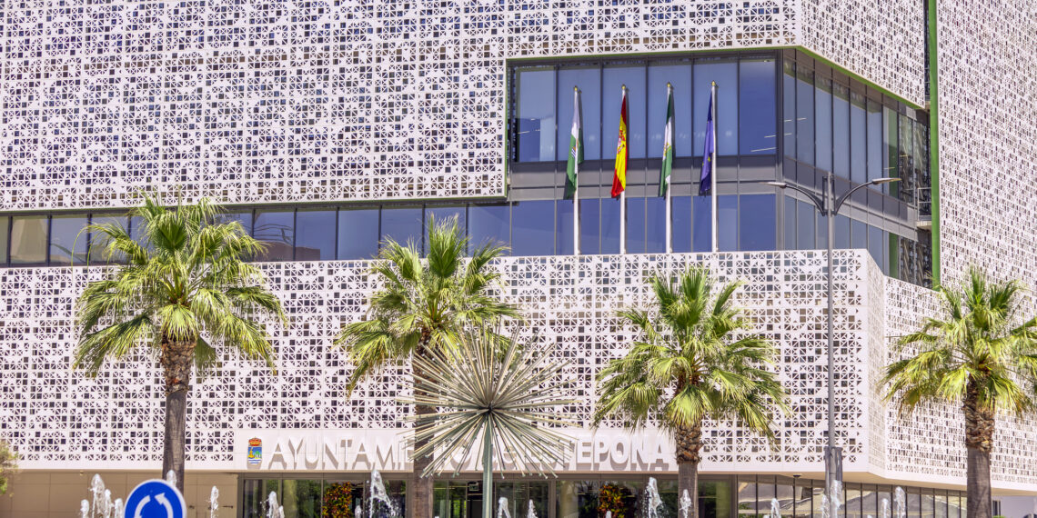 Estepona muestra su apoyo a Ceuta iluminando los principales edificios con los colores de su bandera