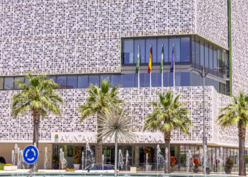 Estepona muestra su apoyo a Ceuta iluminando los principales edificios con los colores de su bandera