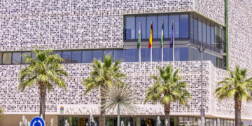 Estepona muestra su apoyo a Ceuta iluminando los principales edificios con los colores de su bandera
