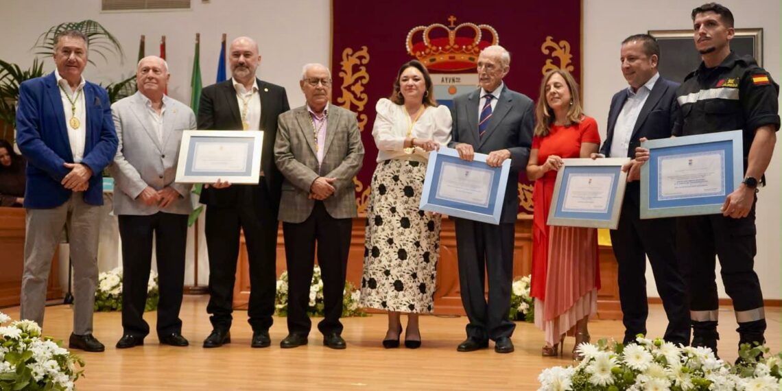 Torremolinos rinde homenaje a «personas que representan lo mejor de la ciudad» en el aniversario de su autonomía