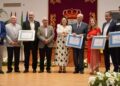 Torremolinos rinde homenaje a «personas que representan lo mejor de la ciudad» en el aniversario de su autonomía