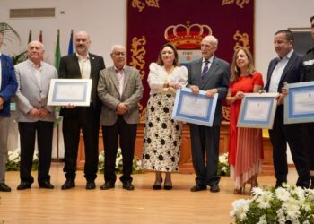 Torremolinos rinde homenaje a «personas que representan lo mejor de la ciudad» en el aniversario de su autonomía