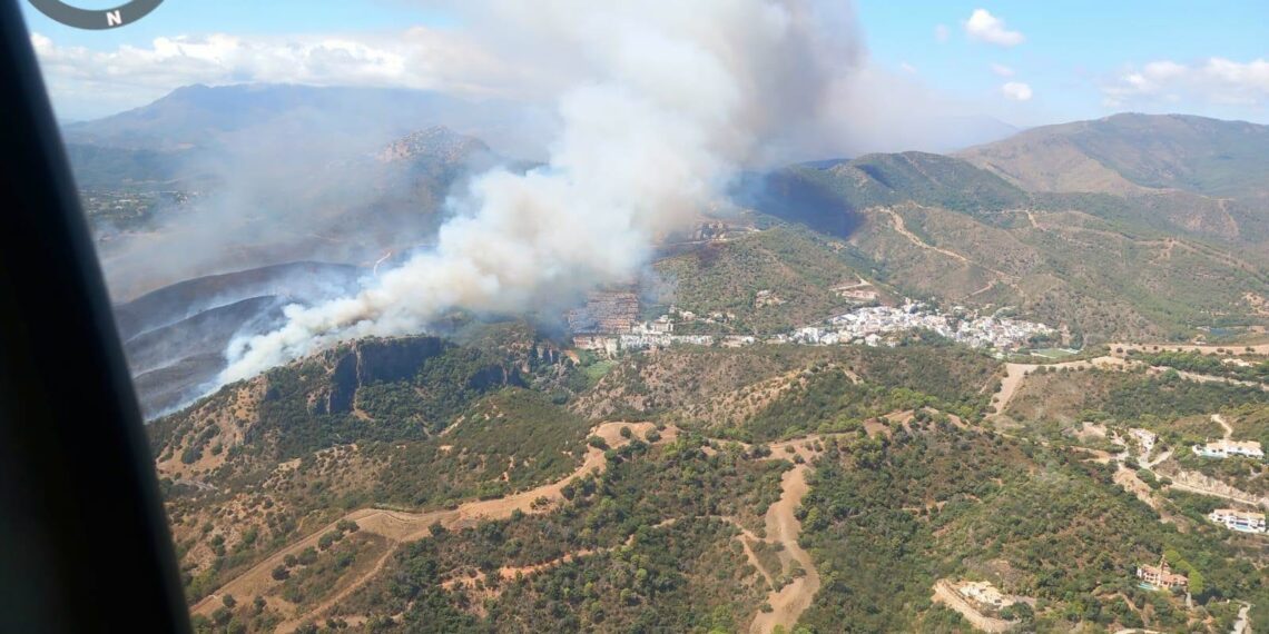 Cortado el carril derecho de la A-7175, en Estepona, tras el incendio de Benahavís