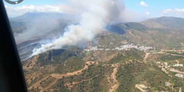Cortado el carril derecho de la A-7175, en Estepona, tras el incendio de Benahavís