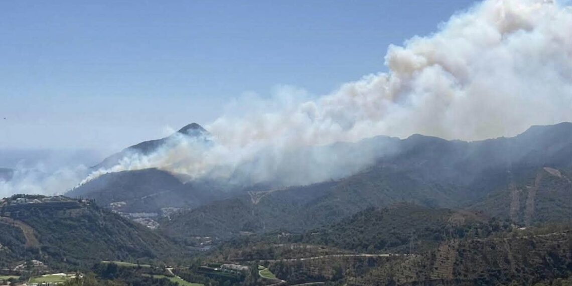 La EMA envía un mensaje ES-Alert a la población de Benahavís: preocupa el incendio forestal en el paraje Ermita del Rosario
