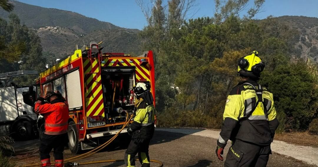Una persona herida por quemaduras y un bombero con traumatismos en el incendio forestal de Benahavís